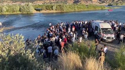 Nehirde akıntıya kapılan 3 kişiden ikisi kurtarıldı, diğeri aranıyor