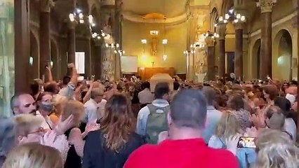 Comiat multitudinari i emocionat a Núria Feliu a Sants