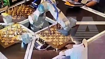 Satranç robotu 7 yaşındaki rakibinin parmağını kırdı