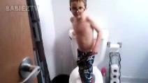 enfant drôle Flushing lui-même vers le bas - Meilleur AFV Enfants Vidéos!