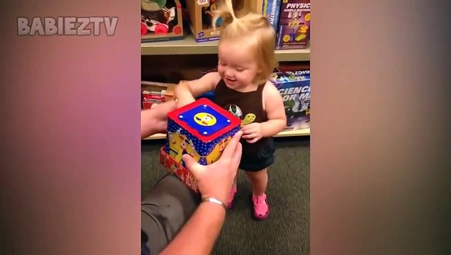 REGARDS IMPOSSIBLES SANS RIRE Des bébés et des enfants drôles Compilation!