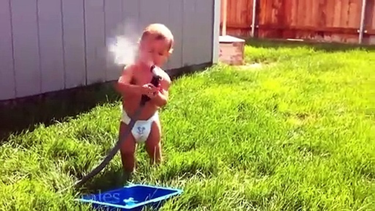 LES BÉBÉS D'ÉTÉ PEUVENT FAIRE RIRE 99% d'entre vous - L'eau des enfants et des bébés échoue