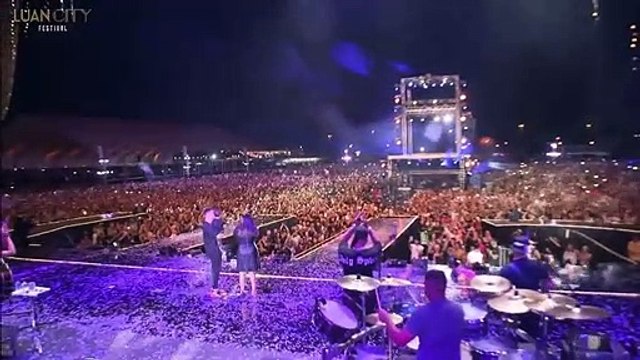 Murilo Huff oega Léo no colo durante homenagem à Marília Mendonça em show