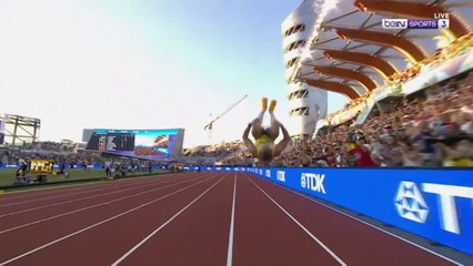 Mondo Duplantis SMASHES pole vault world record