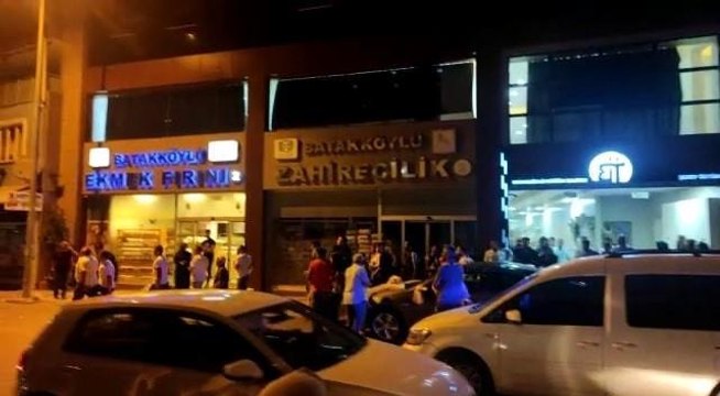 Son dakika haberleri... Düğünde çıkan kavga sokağa taştı, polis biber gazıyla tarafları ayırdı