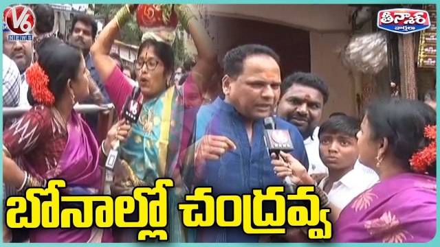 Teenmaar Chandravva Interacts With Devotees At Lal Darwaza Mahankali Bonalu _ V6 Weekend Teenmaar