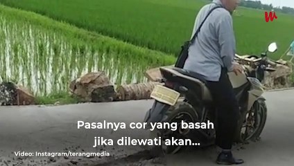 Nekat Terobos Jalanan Baru Dicor, Pemotor Ini Terjebak di Tengah