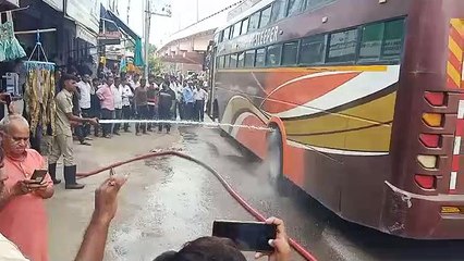 Скачать видео: VIDEO: टायर फटने से सवारियों से भरी बस में लगी आग, मचा हड़कंप