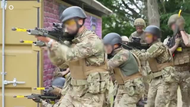 Boris Johnson se viste de militar para visitar a las tropas ucranianas que entrenan en Reino Unido