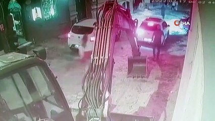 Kapkaççıyı pet şişeyle durdurmaya çalıştı... O anlar kamerada