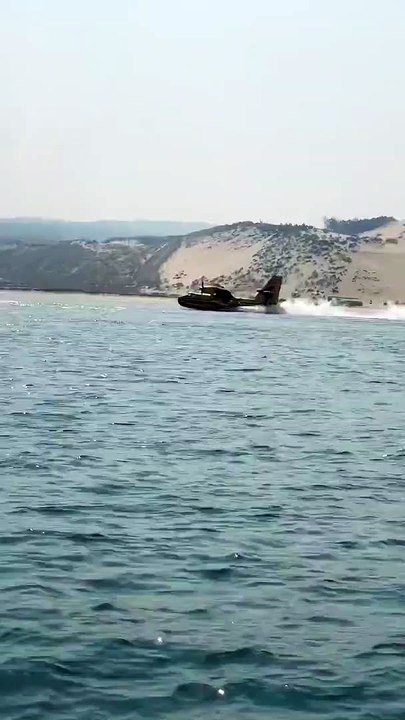 Bombardier d'eau Canadair en action contre les incendies de forêt en Gironde