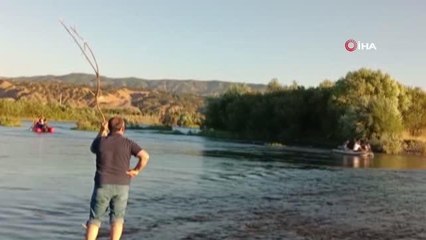 Murat Nehri'nde çırpınan çocuk için suya atlayan vatandaşı arama çalışmaları sürüyor