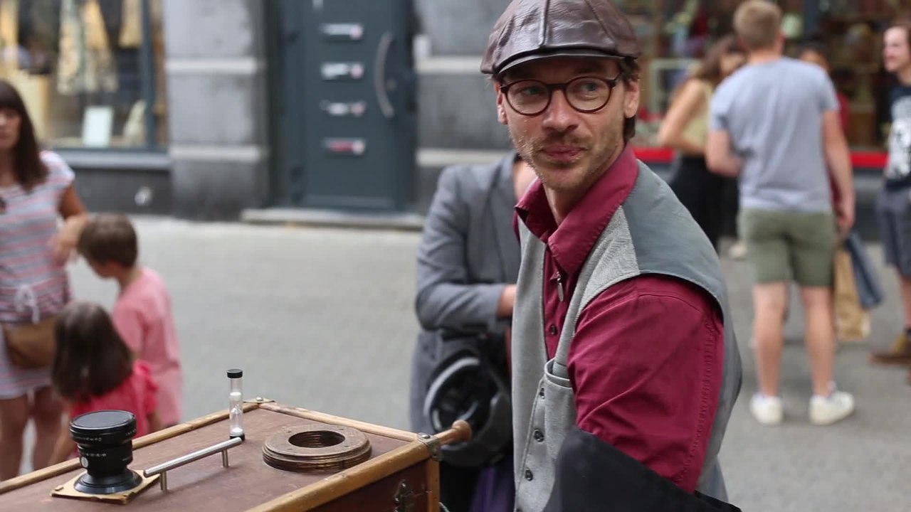 Un photographe "made in" 30's dans les rues de Namur, Ben'Art prend le temps de la rencontre et de remonter le temps