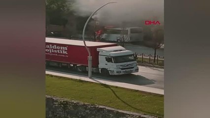 İSTANBUL-SULTANGAZİ'DE PARK HALİNDEKİ MİDİBÜS YANDI