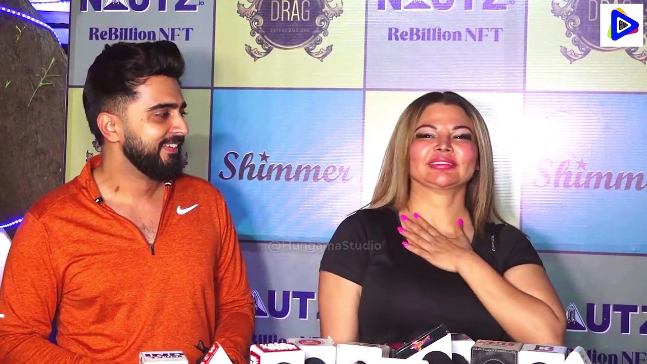  Rakhi Sawant Funny Reaction  On Vijay Deverakonda Wearing Chappal  At Liger Trailer Launch