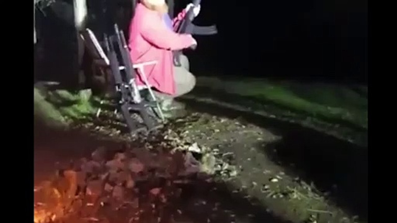 Küçükçekmece Rizeliler Derneği Başkanı Ahmet Sivri'nin çok sayıda silah ve kılıçla poz verdiği görüntüleri gündem oldu