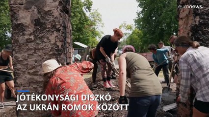 Az ukrán fiatalok elektro parti közben újítják fel a szétlőtt otthonokat