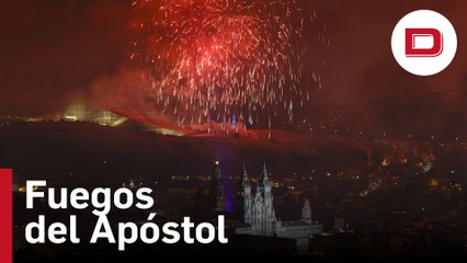 Un show de fuegos artificiales ilumina Santiago la víspera del Día de Galicia