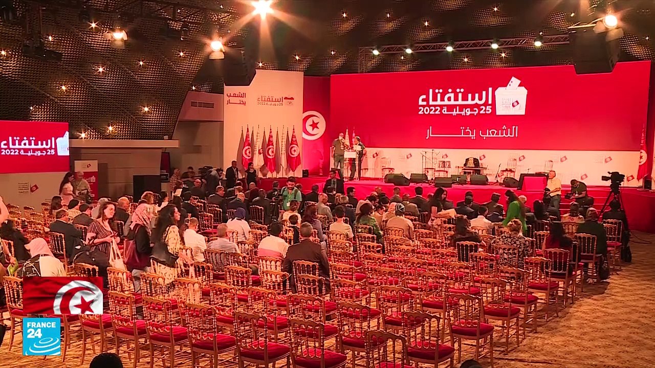 التونسيون يصوتون في الاستفتاء على مشروع الدستور...