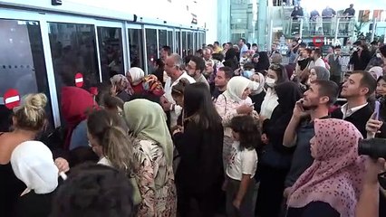 Sivas'a dönen ilk hacı kafilesi, gözyaşlarıyla karşılandı