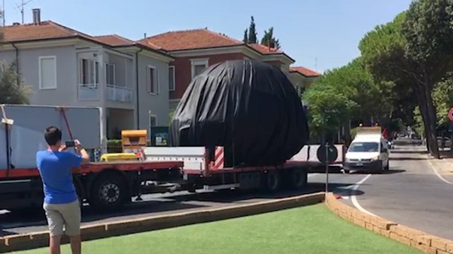 Valentino Rossi, il maxi casco è arrivato a Pesaro