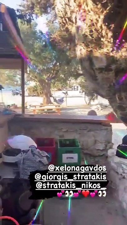 Κλέλια Ρένεση: Κάνει κάμπινγκ σε παραλία της Γα...