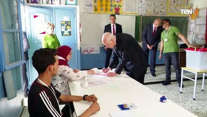 الرئيس التونسى وحرمه يدليان بصوتيهما فى الاستفتاء على الدستور الجديد