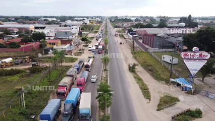Km 9 al norte, fila de camiones en la zona por la jornada de Paro en Santa Cruz