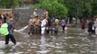KARAÇİ- Pakistan'da muson yağmurları nedeniyle ölenlerin sayısı 298'e yükseldi