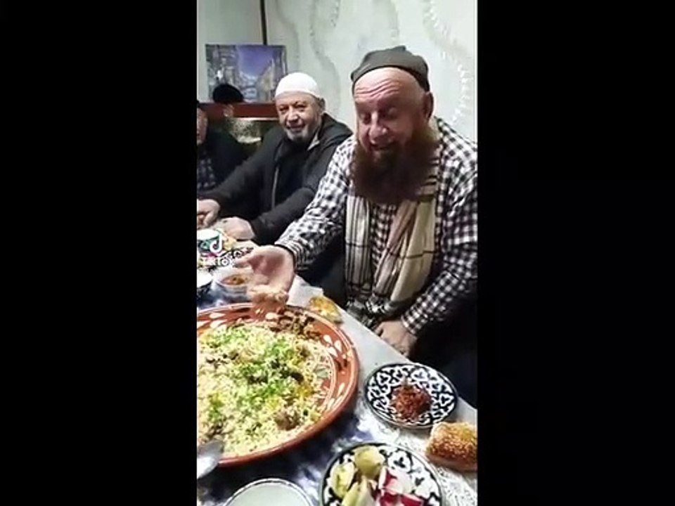 AKP'ye yakın dernekte şaşırtan görüntüler! Dernek Başkanı Ahmet Sivri böyle poz verdi