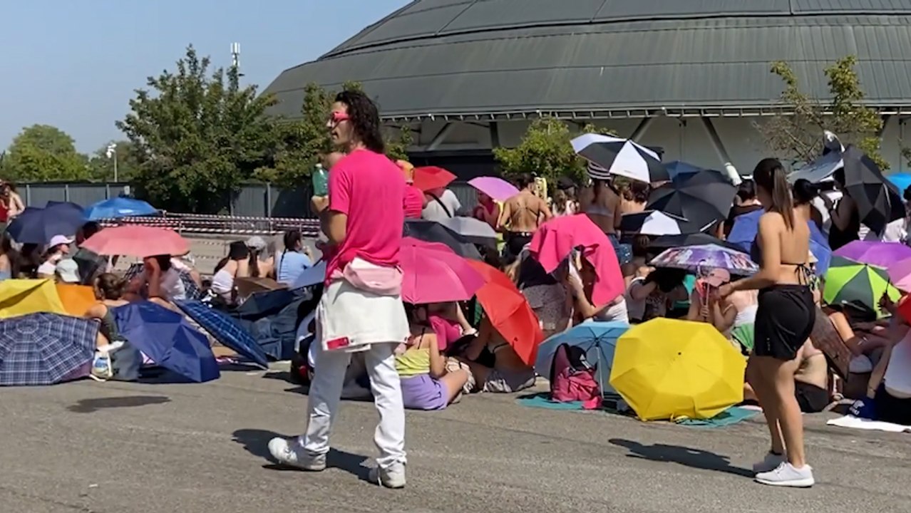 Harry Styles: l'entusiasmo dei fan accampati davanti all'Unipol Arena