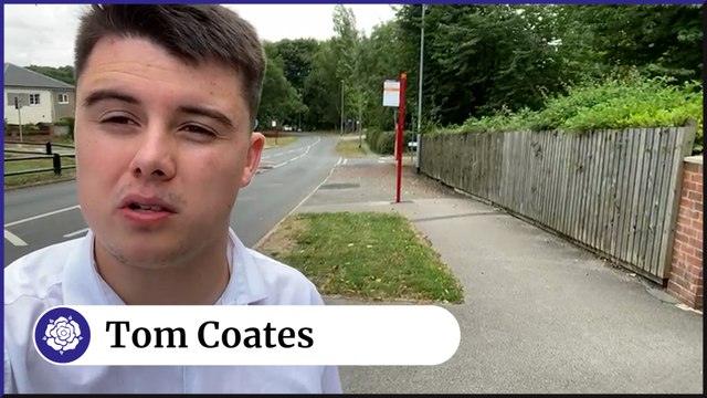 A teenager has died after the motorbike he was riding crashed into a lamppost in Leeds