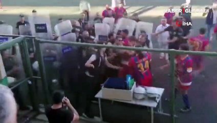 Kırmızı karta sinirlenip, hakeme saldıran futbolcular kamerada