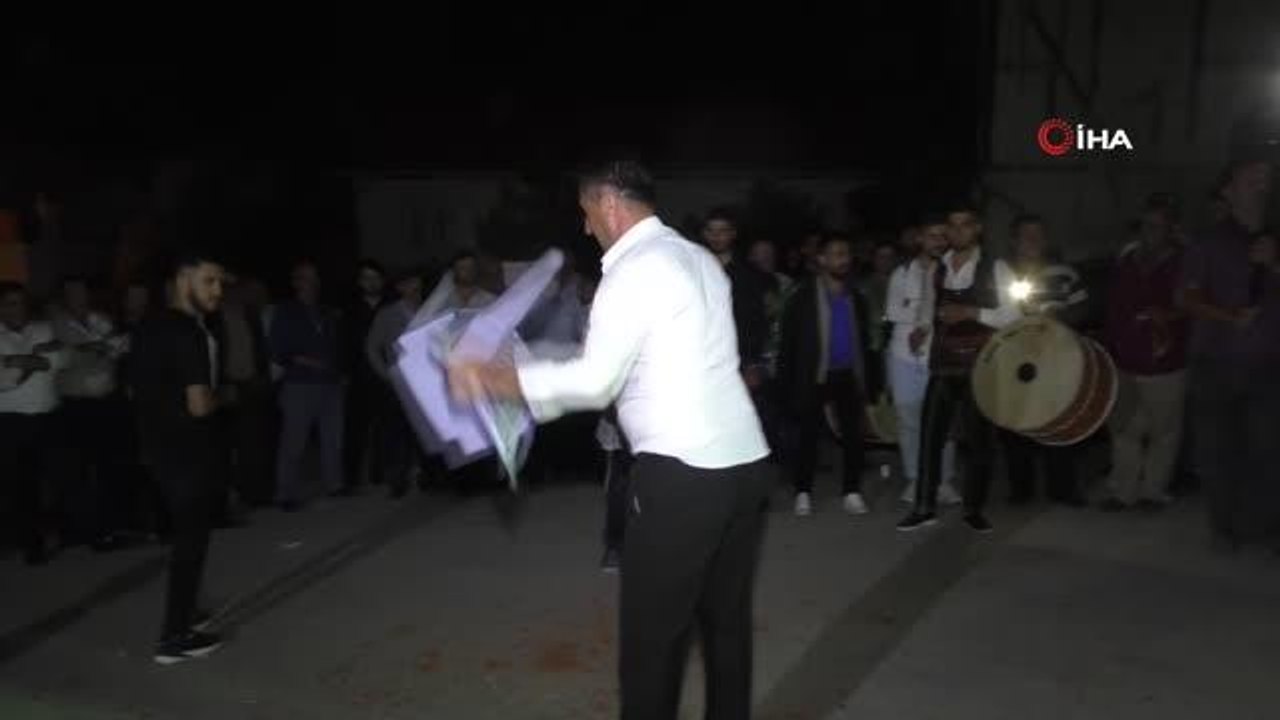 Düğünde sandalye ile güreş tutan davulcu herkesi şaşırttı