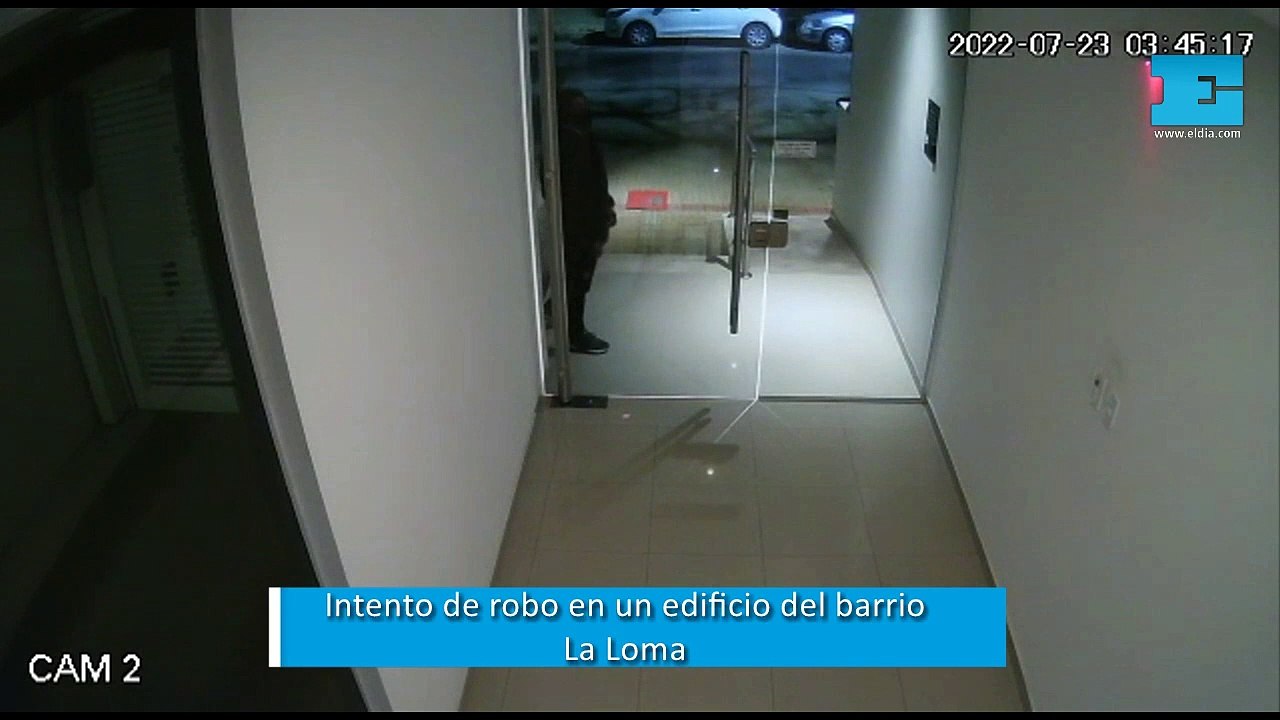 Robo frustrado: un delincuente intentó ingresar a un edificio en La Loma y no pudo vencer la cerradura