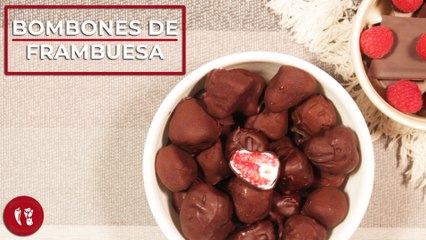 Bombones de frambuesa cubiertos con yogur griego y chocolate amargo