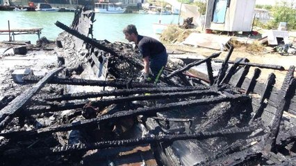 Son dakika haberi: Bakım için karaya çekilen tekne alev alev yandı... O anlar kamerada