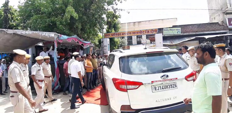 नारेबाजी से गरमाया माहौल, गांधीगिरी कर चिकित्सा मंत्री की गाड़ी पर बरसाए फूल