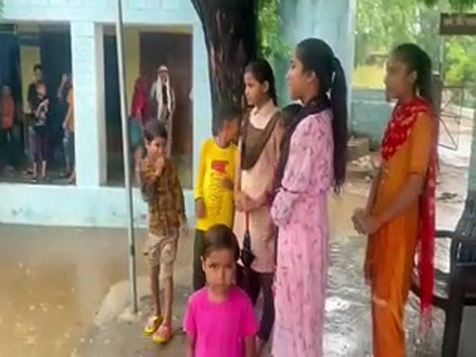 rain: थोड़ी सी बरसात में ही विद्यालय में भर जाता है पानी,शिक्षण कार्य प्रभावित-video