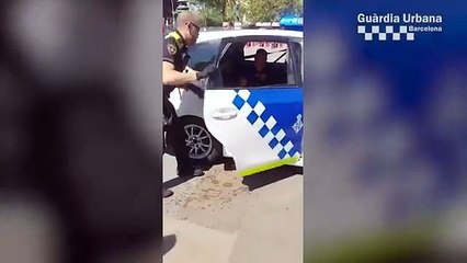Trasladan en coche patrulla a un perro víctima de un golpe de calor
