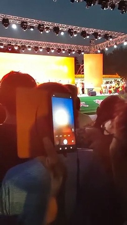 Quand tu veux faire des photos à un concert mais que tu galères bien