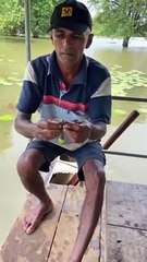 Il fait un magnifique collier avec une fleur de lotus... incroyable