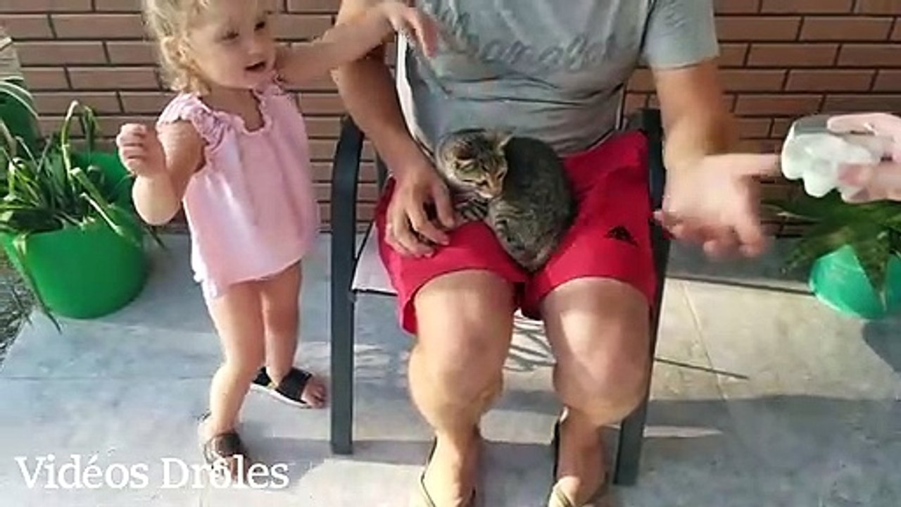 Cute Baby Lile Réunion et chaton d'alimentation pour la première fois