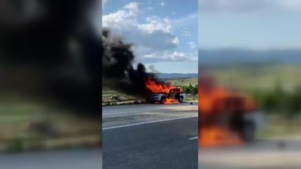 Son dakika haberleri... KASTAMONU - Seyir halindeki askeri pikap yandı