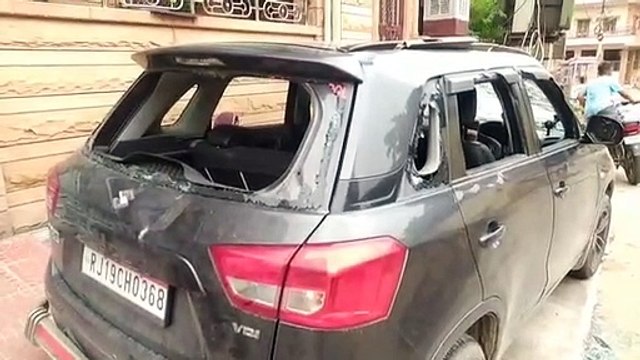 घर के बाहर खड़ी कार के अज्ञात बदमाशों ने शीशे फोड़े