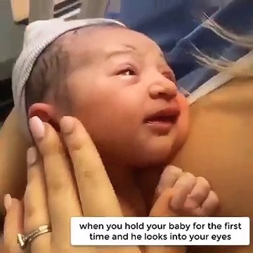 Primeros momentos de bebés recién nacido