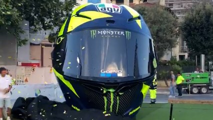 Ecco il maxi-casco di Valentino, l'omaggio di Pesaro al Dottore