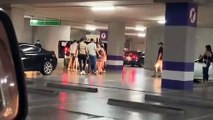 ¡LLueven patadas y empujones en un grupo de jóvenes en parqueo de reconocido centro comercial en TGU!