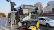 Üsküdar'da İETT otobüsü bariyerlere saplandı