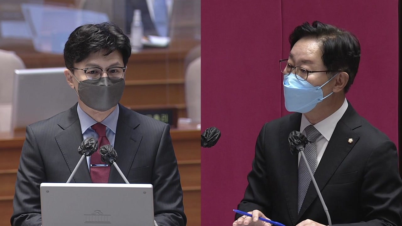 여야 뒤바뀐 첫 대정부질문...전·현직 법무장관 설전 / YTN